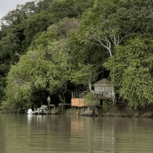 Bord de la rivière d'un Eco-Lodge