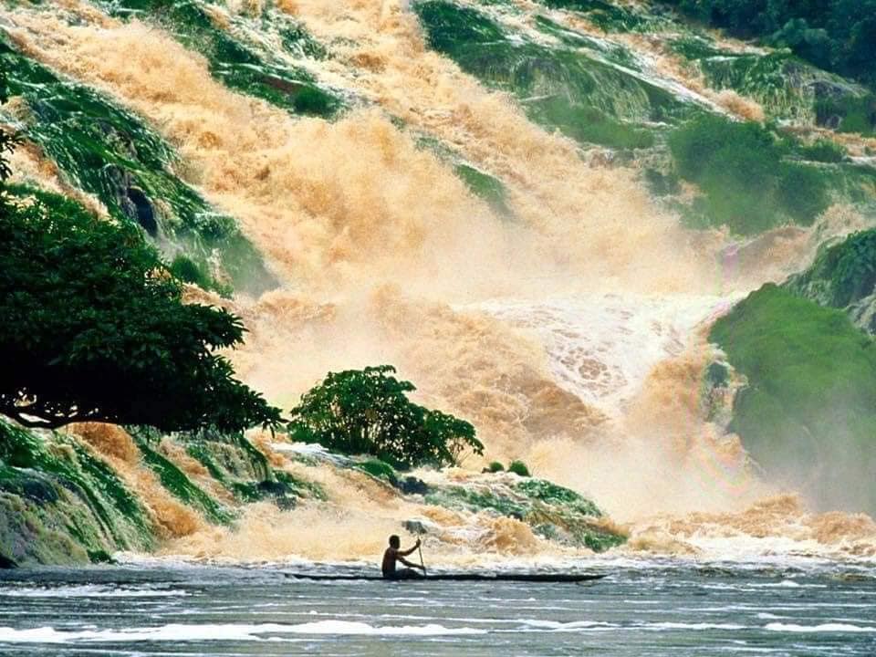 Un piroguier navigant dans les Chutes de Koungou