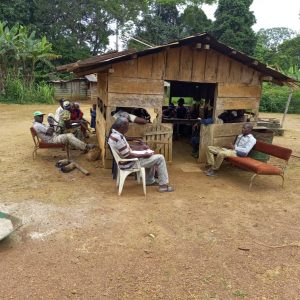 Vieux dans une case dans un village gabonais