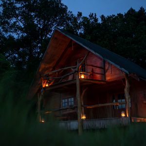 Nuit tombée dans un eco-lodge